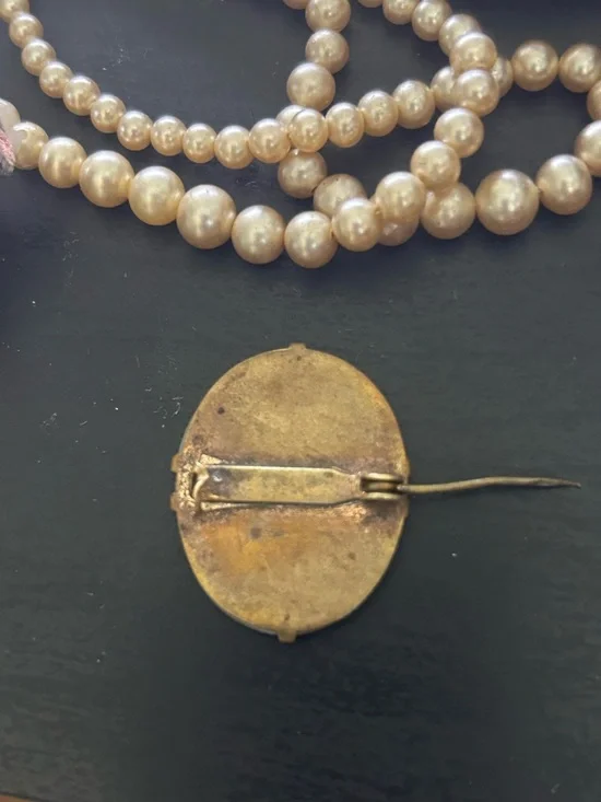 Oval Mother-of-Pearl Cabochon Pendant in Iridescent Gold - Picture 6 of 7